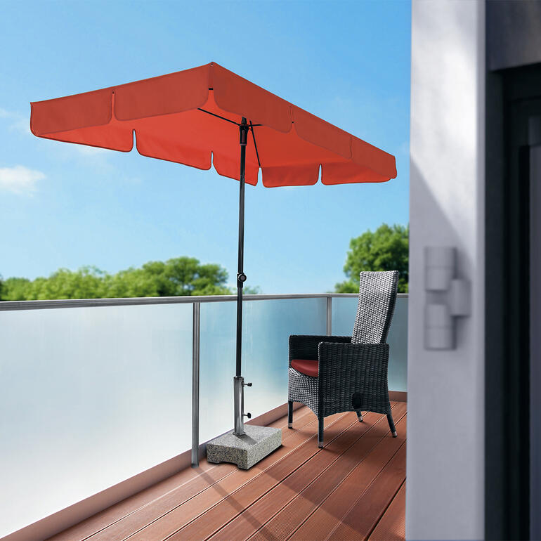 Granit-Schirmständer mit Sonnenschirm und einem Stuhl auf dem Balkon.