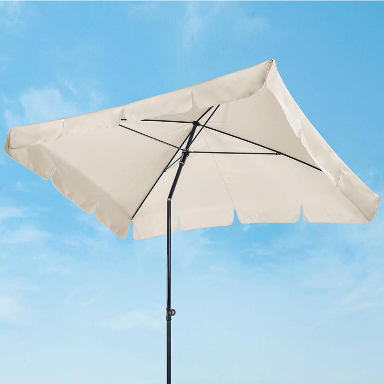 In Schrägstellung gebracht, schützt das Schirmdach Sie vor tief stehender Sonne und seitlichem Regen (und neugierigen Blicken). Balkonschirm 'Sunline Waterproof III' in XL-Größe, Farbe Natur.