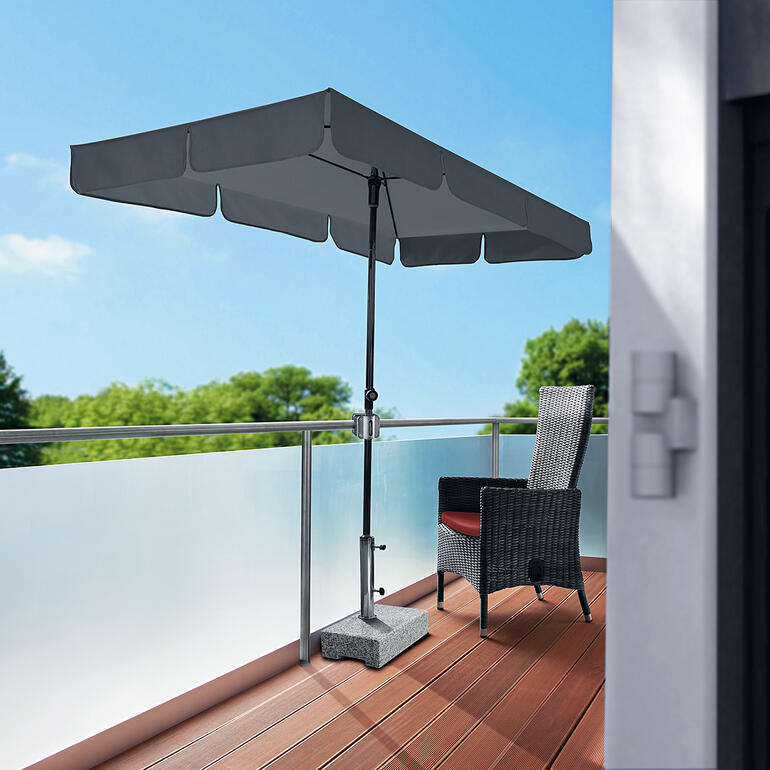 Balkonschirm 'Sunline Waterproof III' in dunkelgrau auf dem Balkon.