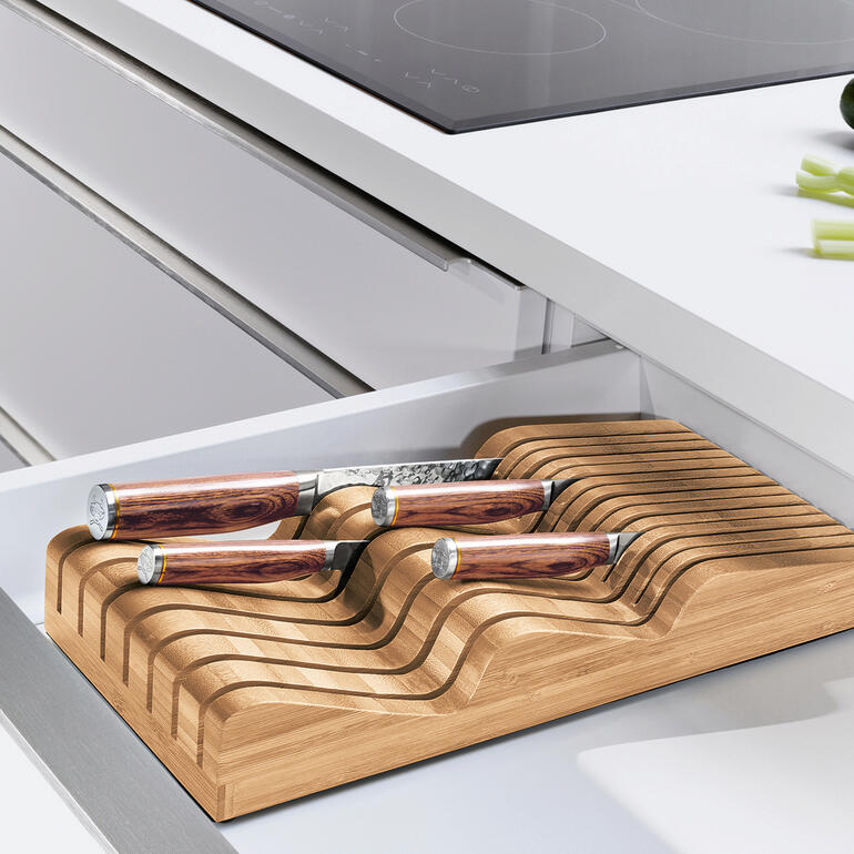 Robert Welch® Messerablage mit hochwertigen Messern im Fach.