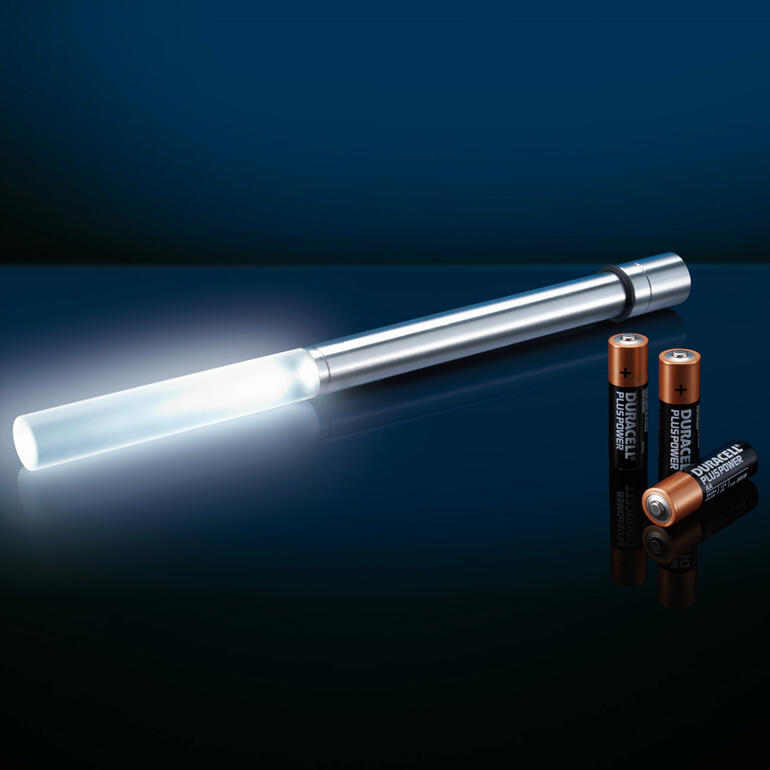 Bottlelight Classic Bottlelight Classic mit Leuchtstab und Batterien auf dunkler Oberfläche.