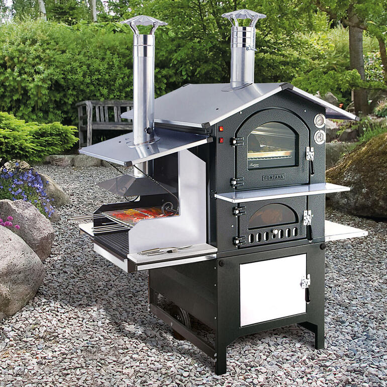 Der separat erhältliche Holzkohlegrill ist mit wenigen Handgriffen einfach an die Seitenwand des Ofens montiert. Holzkohlegrill Fontana im Freien mit Grillfläche