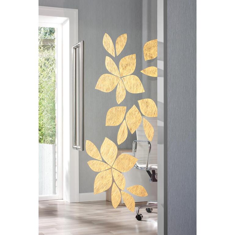 Blumenmusterhafte Wanddekoration aus Textilien.