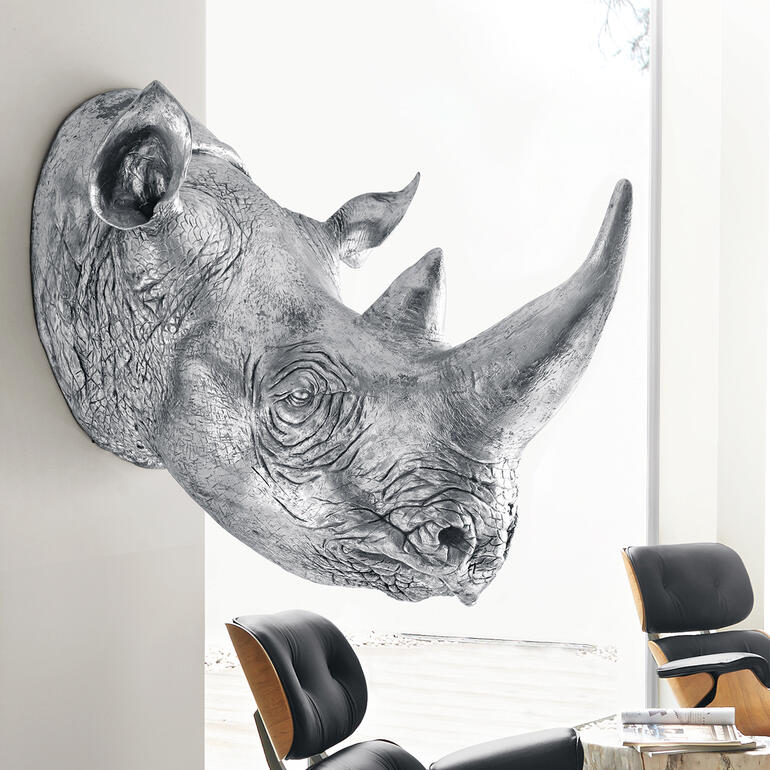 Wanddekoration eines Rhinozeroskopfes aus Metall.