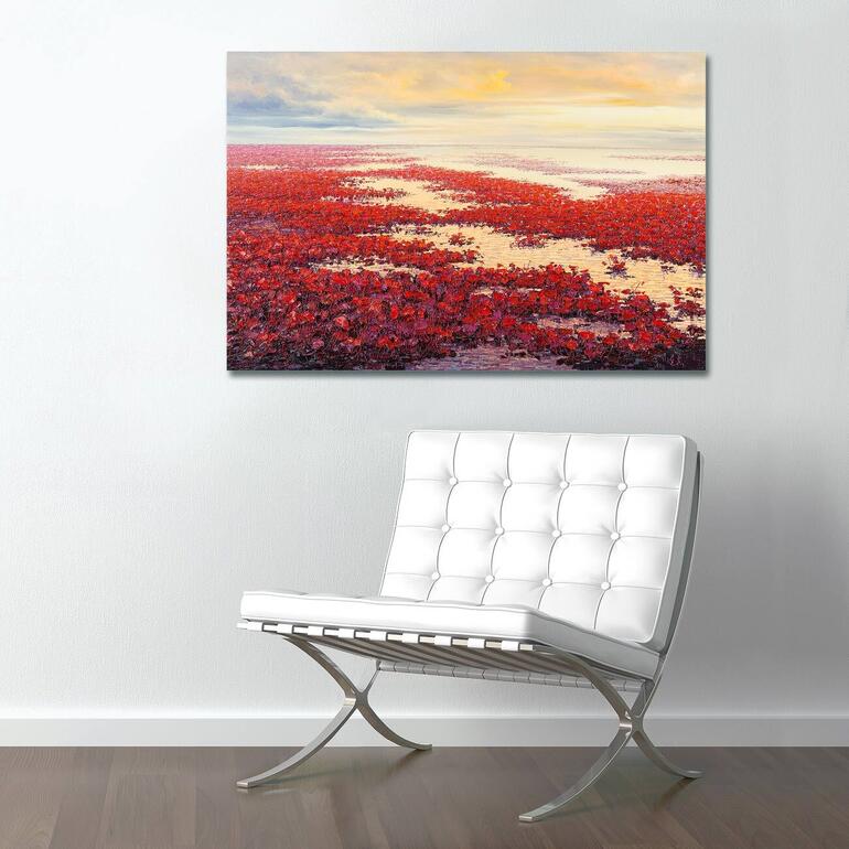 Gemälde mit roten Blumen an einer Wand über einem weißen Stuhl