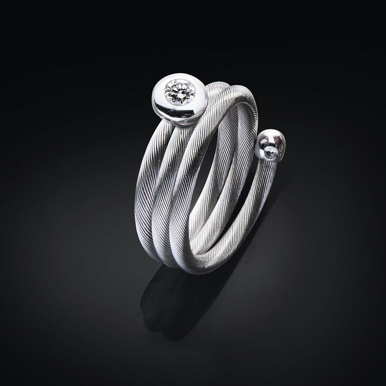 Perfekt schmiegt sich der Spiralring um jeden Finger. Brillant-Spiralring auf schwarzem Hintergrund