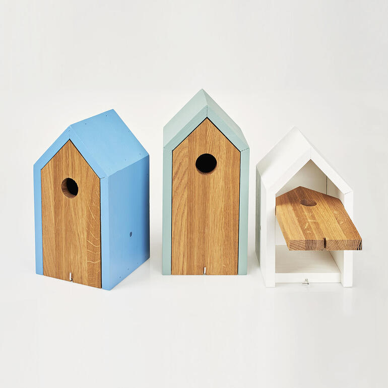 Nistkasten Reihenhaus Nistkasten Reihenhaus aus Holz in farbigen Varianten, eine Klappe geöffnet.
