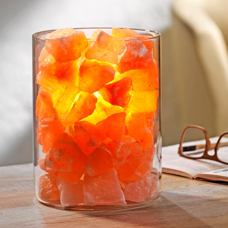 Salz-Kristall 'Feuer im Glas' in einem Glasbehälter beleuchtet.