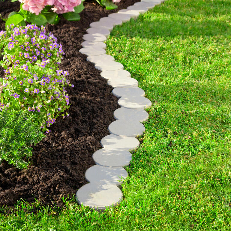 Vario-Rasenkantensteine im Garten angeordnet zur Gartenabgrenzung.