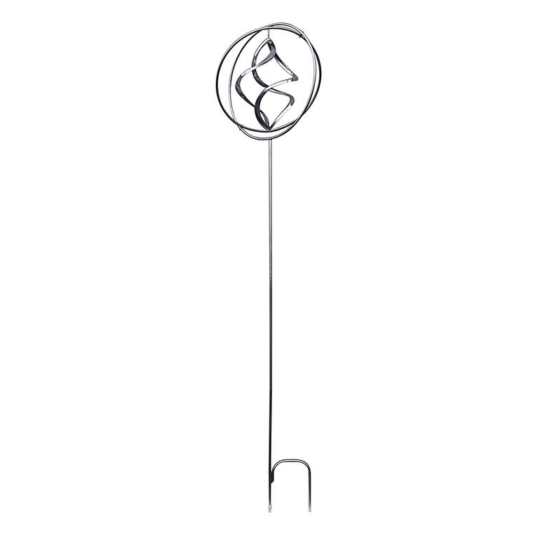 Mit 47 cm langem Mittelteil ist das Windspiel 1,70 m hoch, ohne Mittelteil 1,23 m hoch. Edelstahl-Windspiel auf einem langen Stab im Freien.