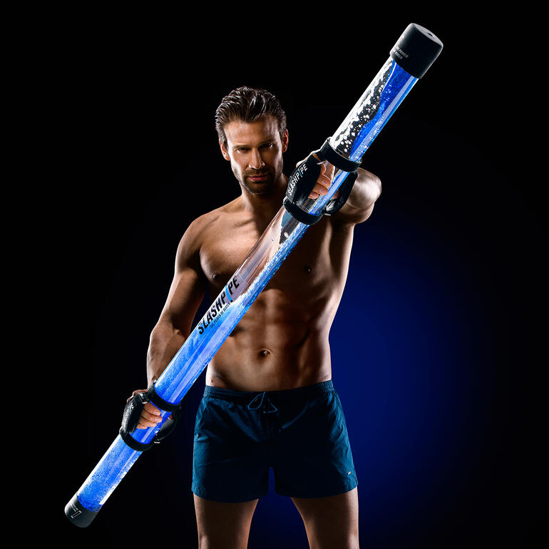 SLASHPIPE® Fit Mann mit durchsichtiger Wasserpumpe, in der dunklen Umgebung.