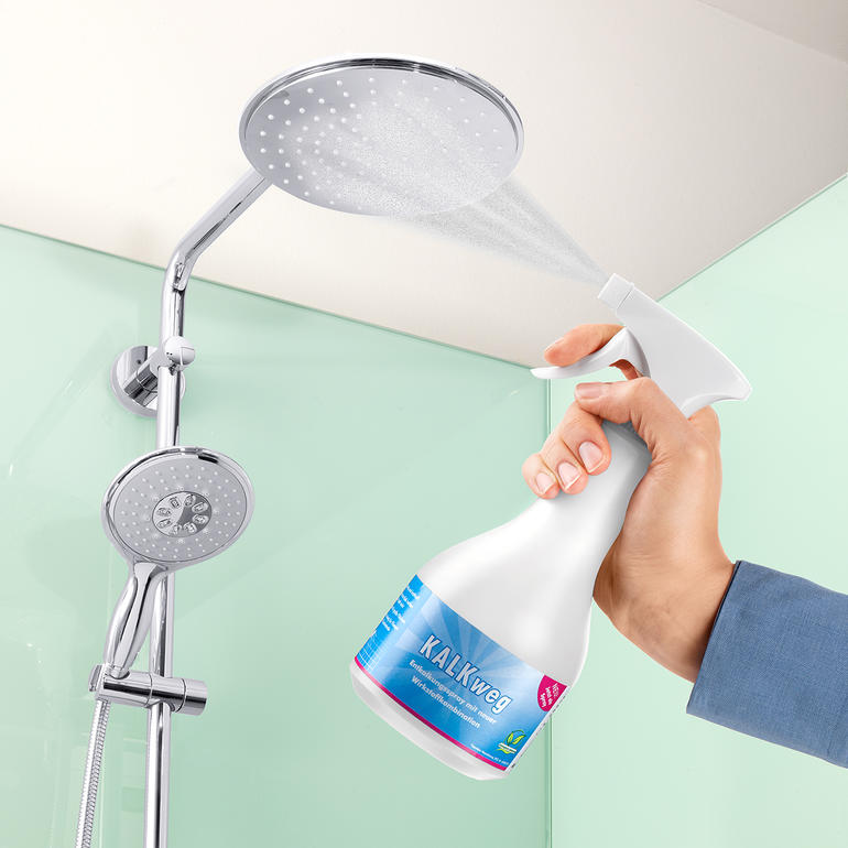 Sonst nur schwer zu reinigen: die Wasseraustrittsdüsen hoch angebrachter Duschköpfe. Kalkentferner wird auf eine Dusche gesprüht, für die Reinigung nutzen