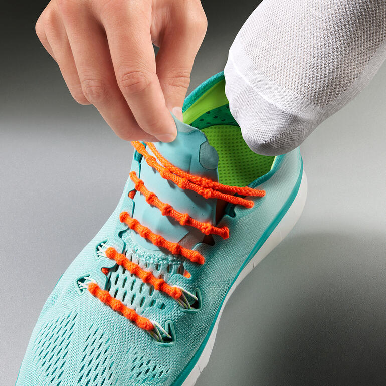 Hand schnürt einen Schuh mit Xtenex Schnürsystem.