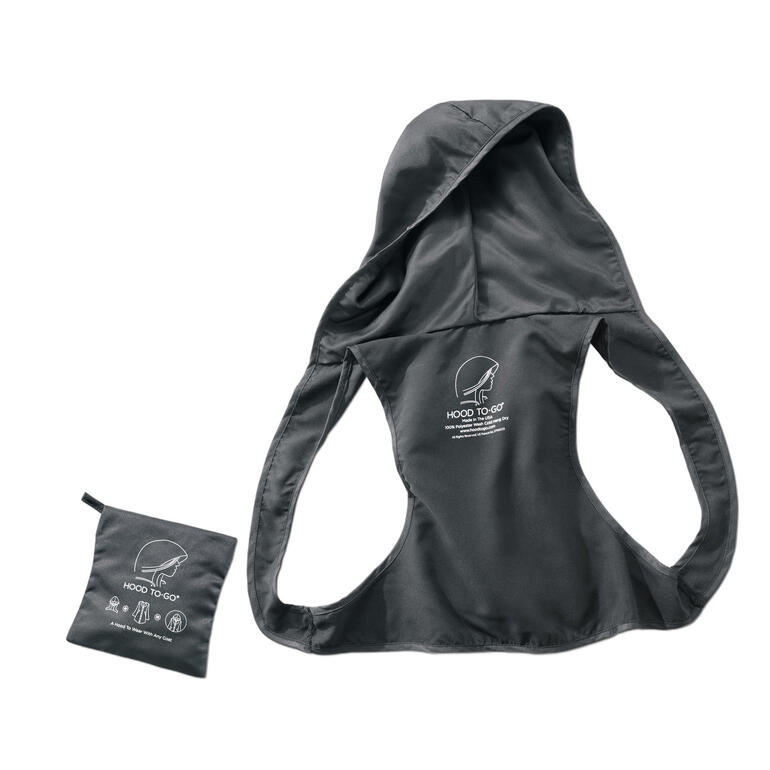 Einfach praktisch: die „Regenweste“ im Taschenformat. Hood To Go in komprimierter Form neben ausgeklappter Jacke auf hellem Hintergrund.