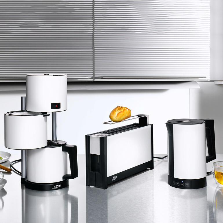Verschiedene Geräte der Frühstücksserie von Ritter auf einem Tisch.