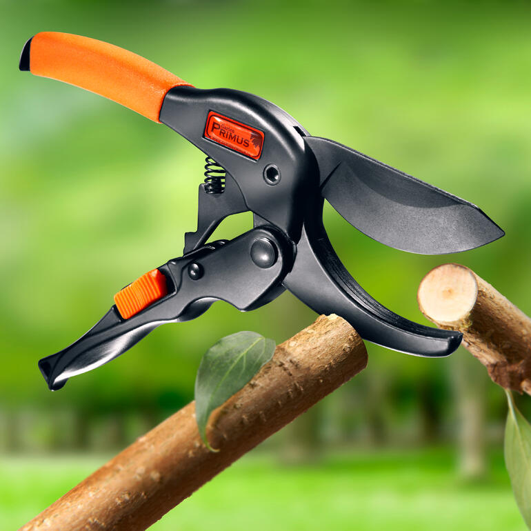Primus Gleitschnittschere mit ergonomischem Griff in einem Garten.