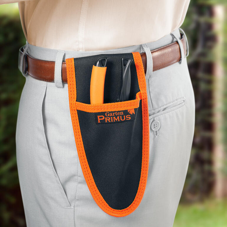 Bei Pro-Idee inkl. praktischer Gürteltasche im Wert von 9,95 €. Primus Gleitschnittschere in einer Gürteltasche an der Hose eines Mannes.