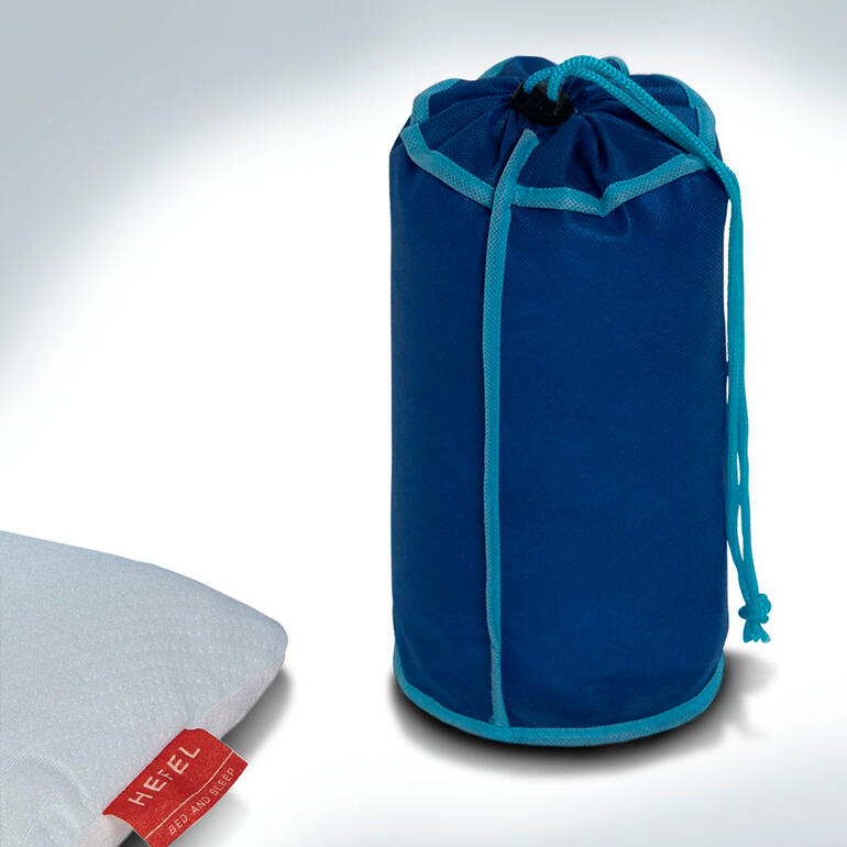 In der mitgelieferten Transporthülle misst Ihr Visco-Cool-Reisekissen nur ca. 25 x 13 cm (L x Ø). Zusammengepacktes Visco-Cool-Reisekissen in einer blauen Tragetasche.