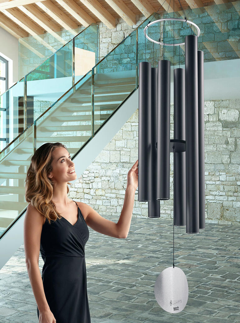 Gigantisches Wind-Klangspiel mit mehreren Rohren in einem modernen Raum.