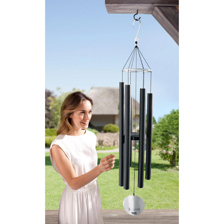 Sie genießen Klangfarben von außergewöhnlicher Reinheit, Tiefe und sonorer Fülle. Gigantisches Wind-Klangspiel von 106 cm hängt im Freien vor einer verdeckten Terrasse.