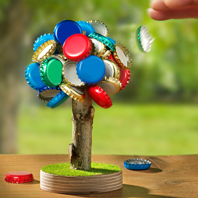 Kapselbaum aus Flaschenverschlüssen in verschiedenen Farben.