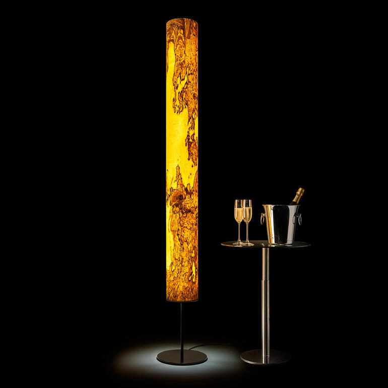 Design-Echtholz-Leuchte Hohe, schmale Leuchte aus Echtholz leuchtet ein elegantes Ambiente aus.