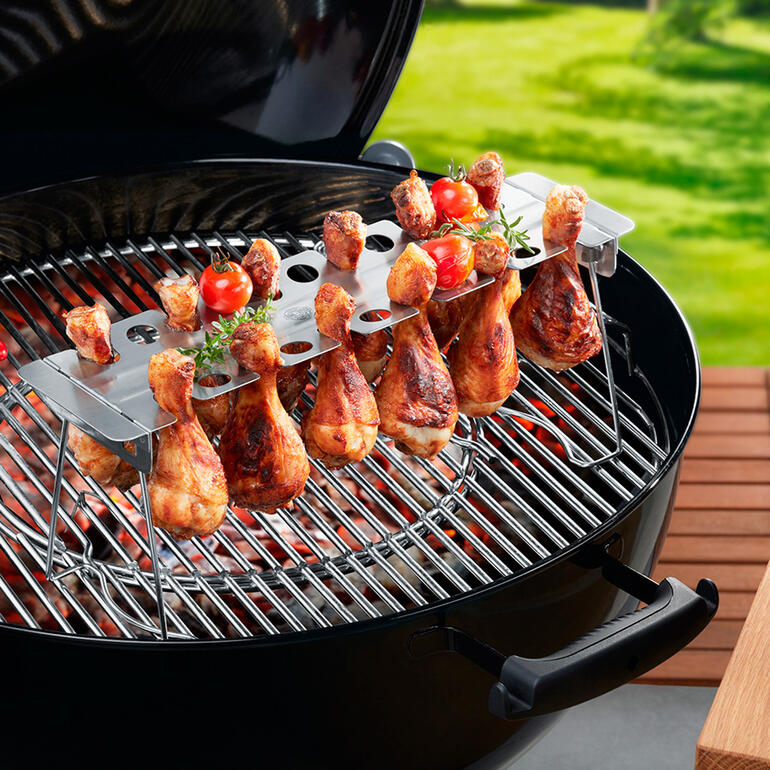 Chicken Leg Roaster, 2-teilig Chicken Leg Roaster mit Hähnchenkeulen auf dem Grill.