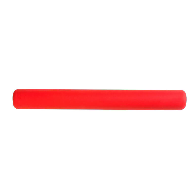 Die unterschiedlichen Farben kennzeichnen die Höhe der Ringe. Roter Silikon-Teigroller auf weißem Hintergrund