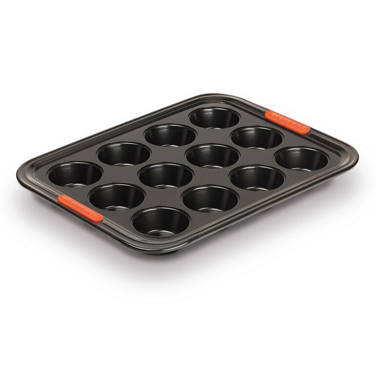Le Creuset Muffinform mit 12 Mulden.