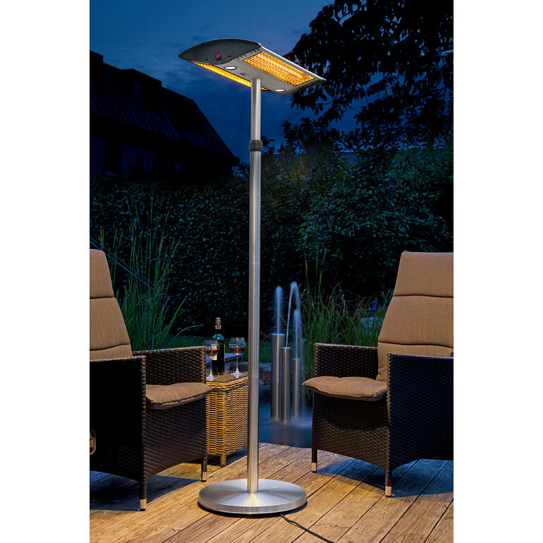 Infrarot-Halogen-Duostrahler auf Terrasse bei Nacht.