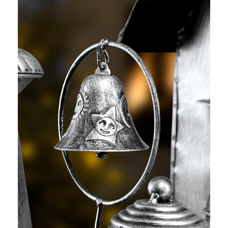 Besonders detailreich mit einer Glocke und Ornamenten auf dem Kessel. Nostalgische Zugglocke aus Metall mit einem starren Gesichtsmotiv.