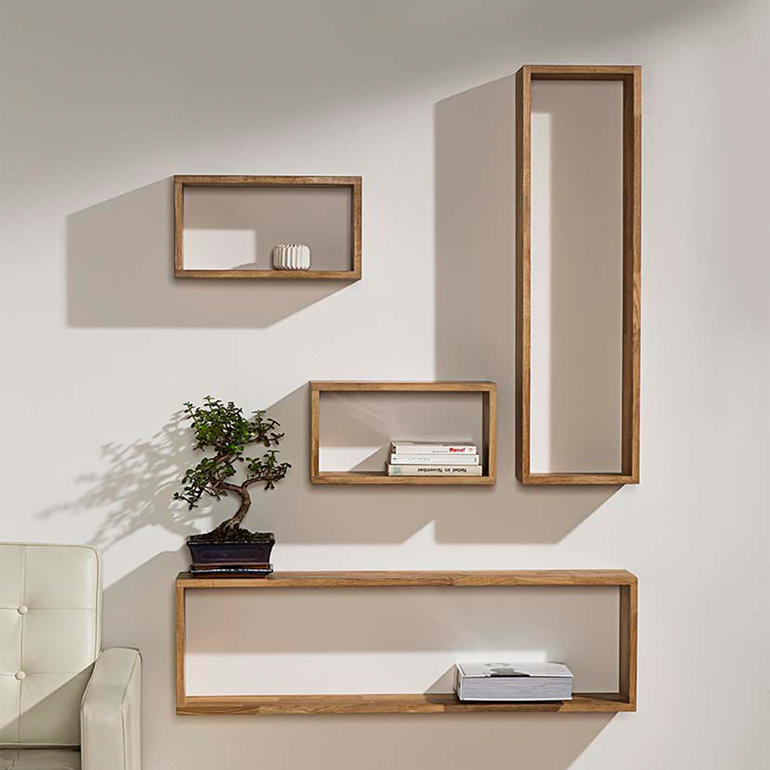 Wandregale aus Eiche in verschiedenen Größen, dekorativ an einer Wand angebracht.