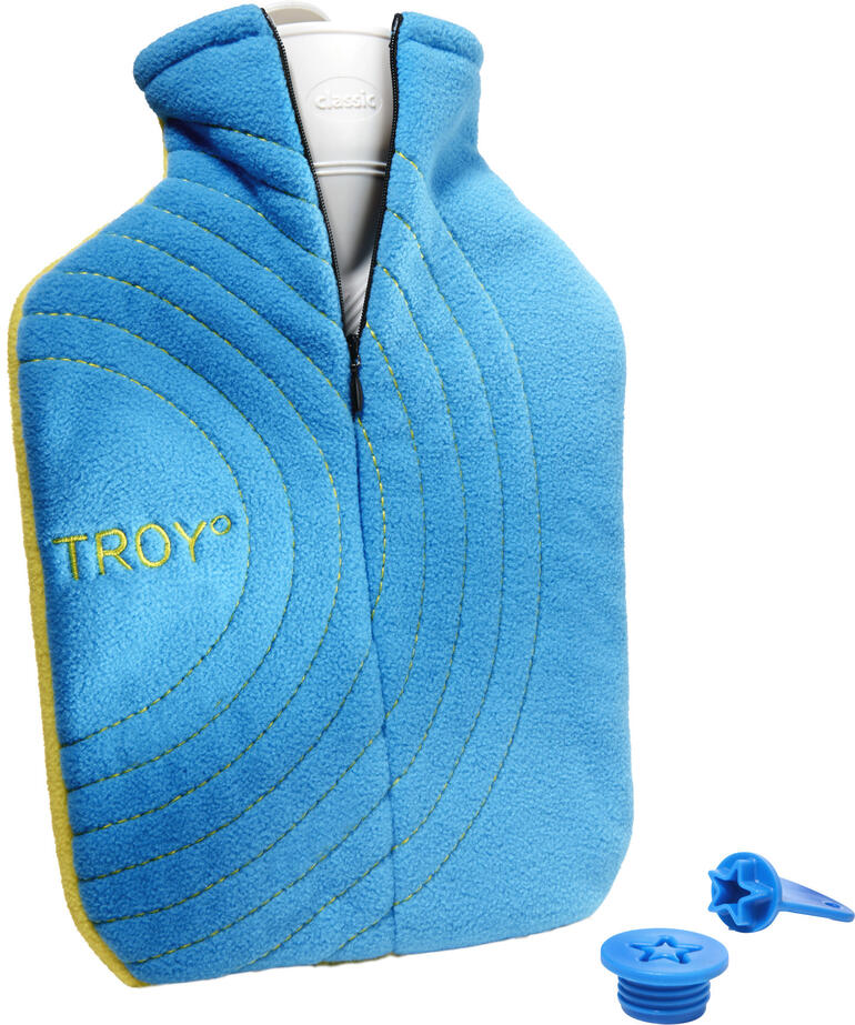Blaue Wärmflasche mit Reißverschluss und Zubehörteilen auf weißem Hintergrund.