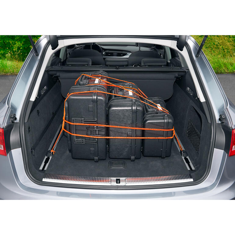 Ob im Haus, Auto, Alltag oder Urlaub – fixieren, spannen und verzurren Sie mit RunLock ganz ohne Knoten. Im Kofferraum eines Autos stabilisierte Koffer mit orangefarbenem Schlaufenseil.