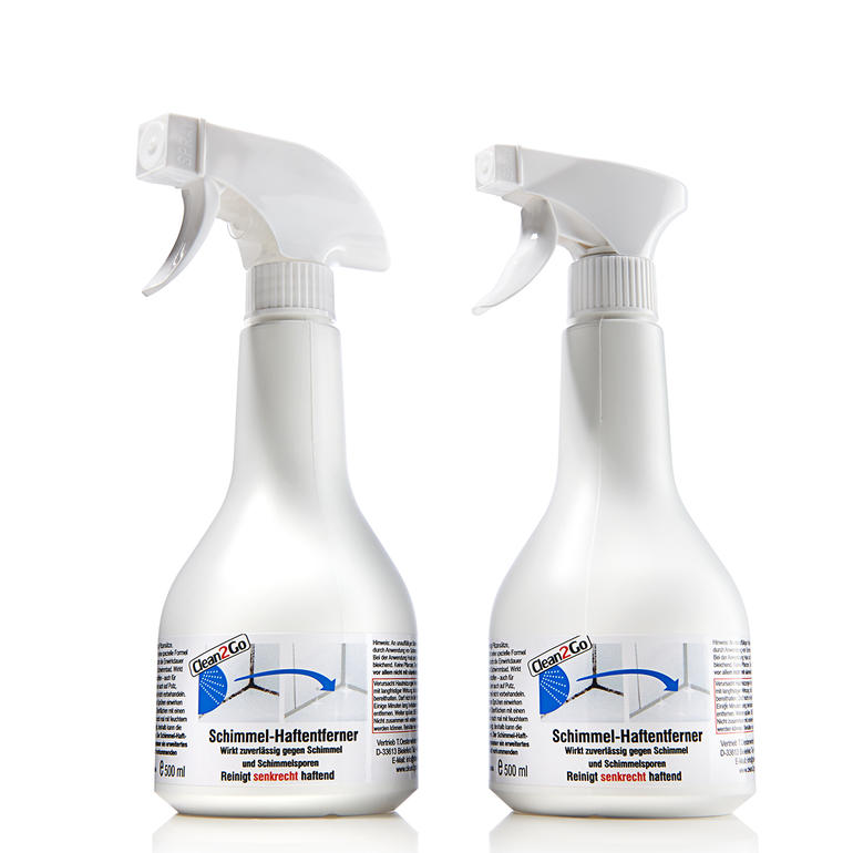 Zwei Flaschen Schimmelentferner in spray form auf einem weißen Hintergrund.