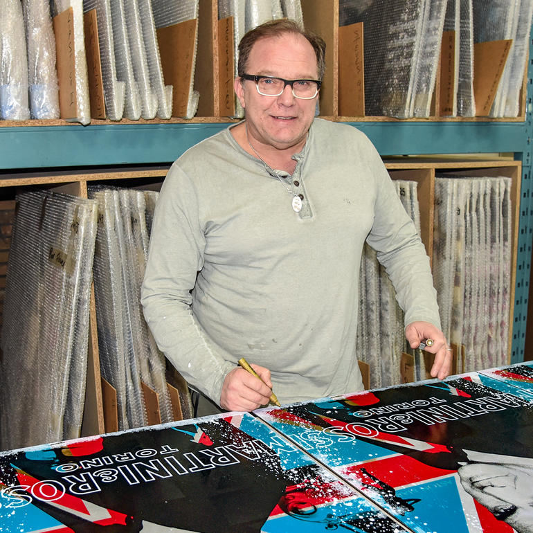 Devin Miles Künstler Devin Miles signiert seine Arbeit mit Martini & Rossi II.