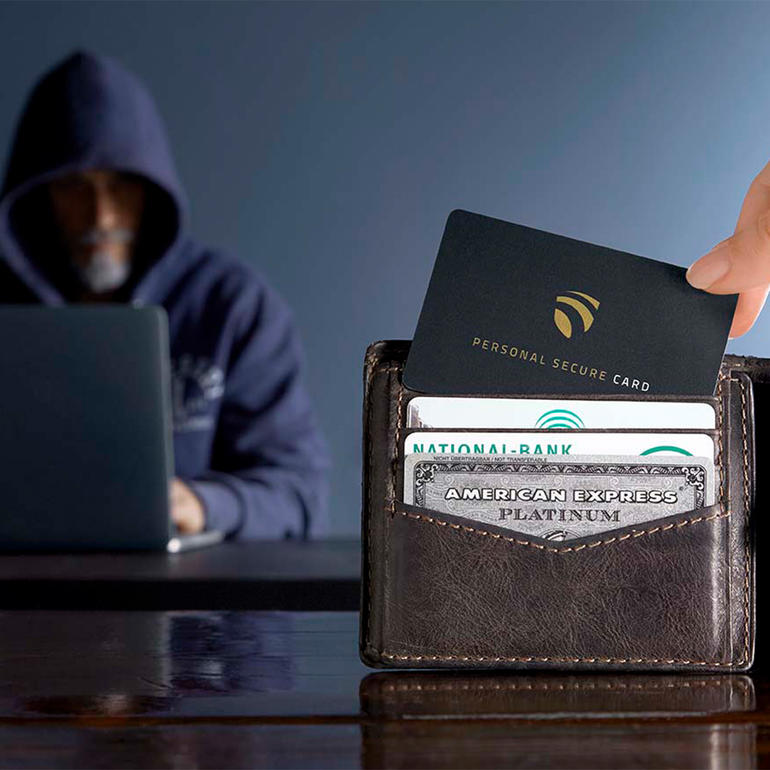 Mit nur einer Karte schützen Sie zuverlässig bis zu 12 Karten vor Skimming. Ein Mann mit Kapuze und Laptop im Hintergrund, zieht eine RFID Secure-Card aus seinem Portemonnaie.