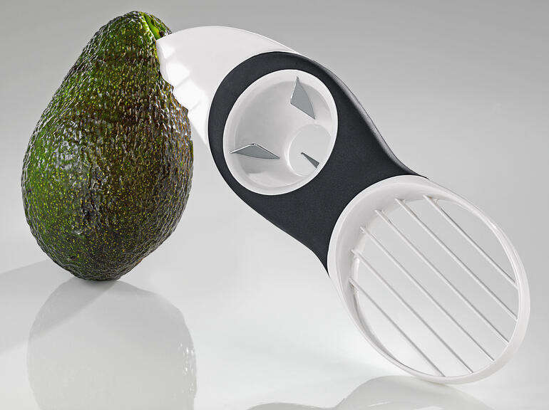 3-in-1-Avocadoschneider mit einer Avocado.