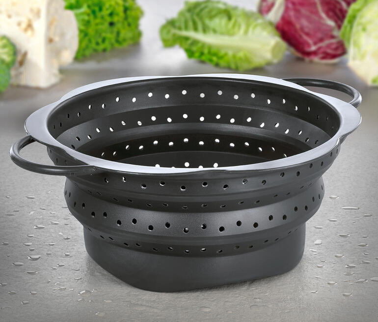 Falt-Seiher aus flexiblem Material mit kleinen Öffnungen zum Abtropfen