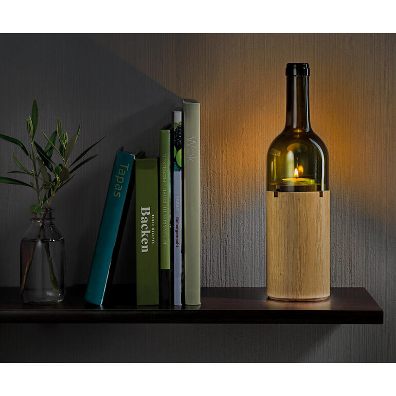 Weinlicht Weinlicht mit Kerze in einer Flasche auf einem Regal.