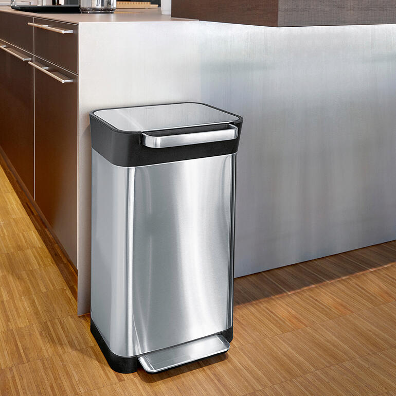 Moderner Abfalleimer mit verdichtetem Design.
