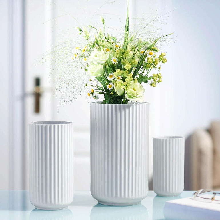 Lyngby Porzellanvase mit frischen Blumen in verschiedenen Größen.