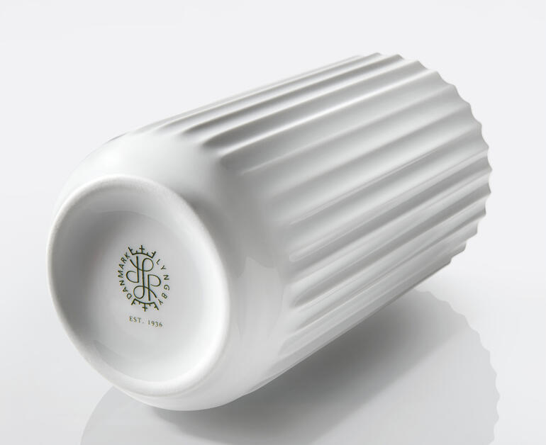 Wie einst in den 30er Jahren: handgezogene Rillenstruktur und typischer Lyngby-Stempel. Bodenansicht einer Lyngby Porzellanvase mit Wellenstruktur.