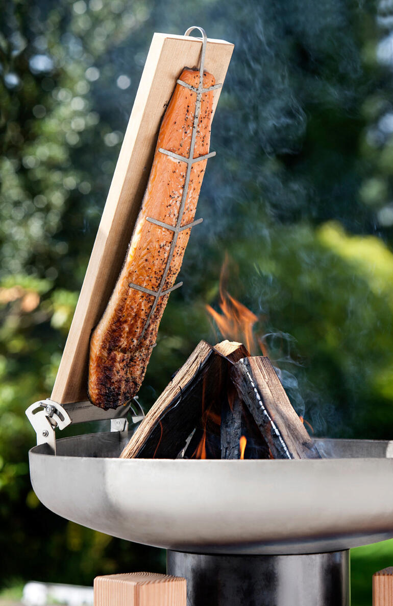 Flammlachs-Set mit Lachsfilet über dem Feuer
