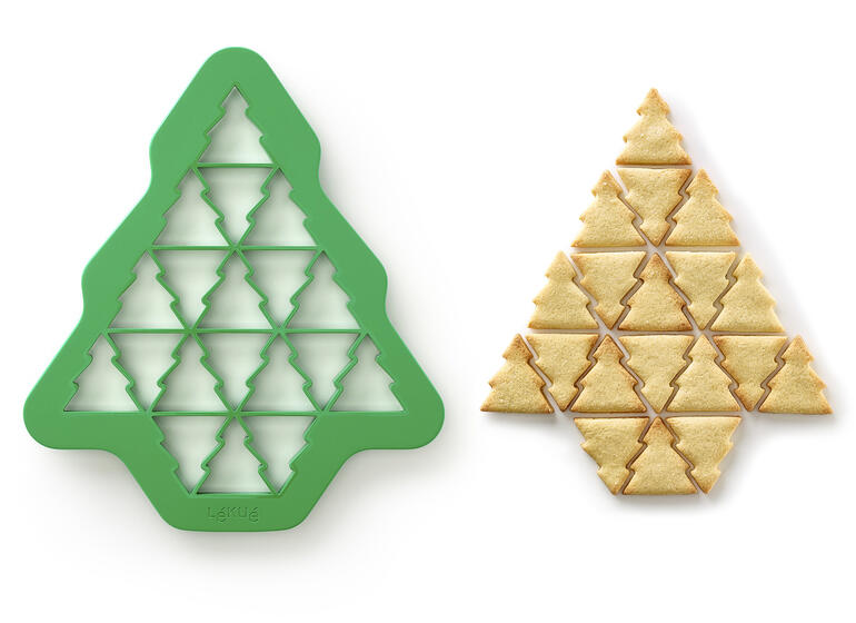 Mit einem Handgriff 19 perfekt geformte Tannenbaum-Kekse... Ausstechschablonen in Form von Tannenbaum und Herz mit geformten Keksen.