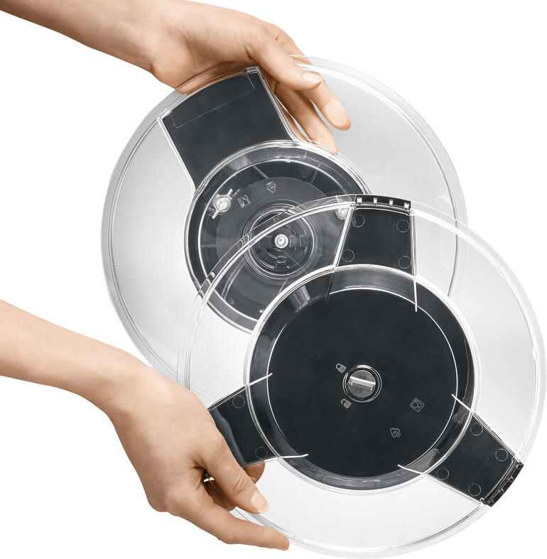 Salatschleuder mit separatem Korb und Deckel.