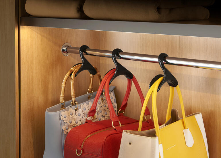 Handtaschenbügel-Set mit drei praktischen Aufhängern für Handtaschen.