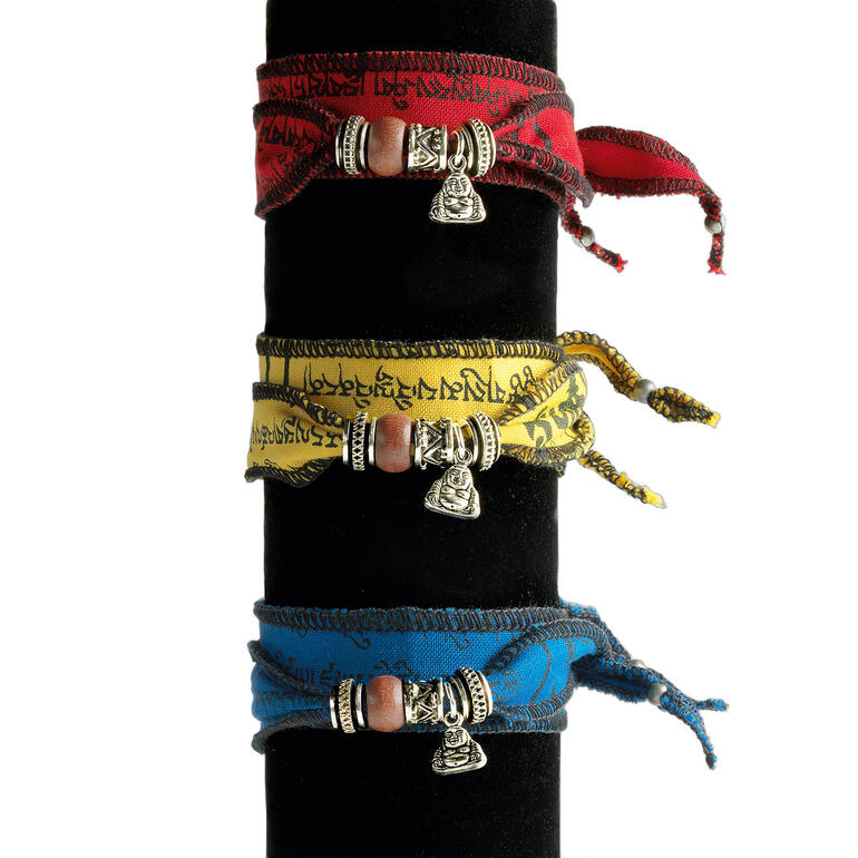 Rot, Gelb und Blau Drei tibetische Wunsch-Armbänder in rot, gelb und blau mit Silberanhängern.