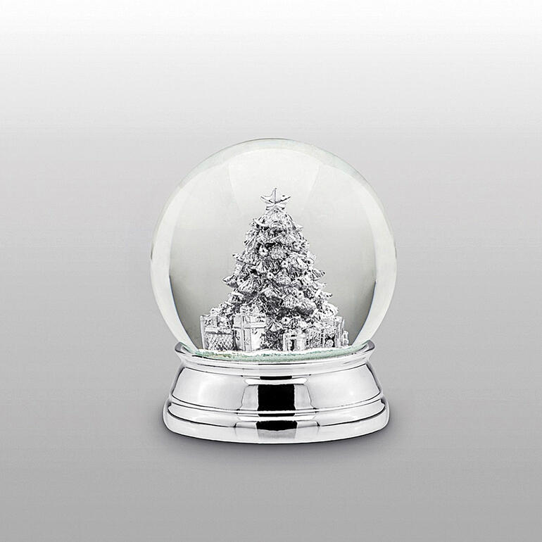 Versilberte Schneekugel mit einem Weihnachtsbaum und Geschenken.