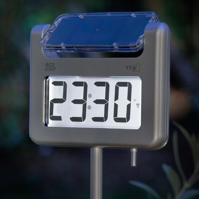 Mit XL-Display und integrierter Beleuchtung. Solar-Gartenthermometer mit Funkuhr, Nahaufnahme